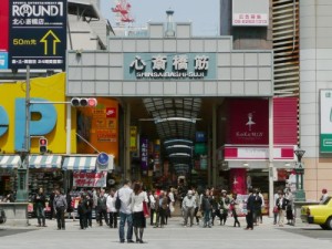 10 心斎橋商店街（街角フリー）P1020970-500x375