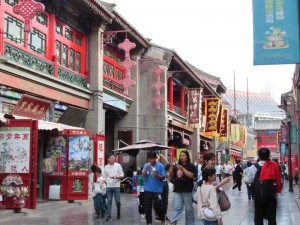 2比较日本和中国的街道，哪个更现实？